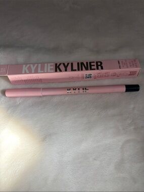 KYLIE KyLiner Eyeliner Pencil – Smooth Precision Liner